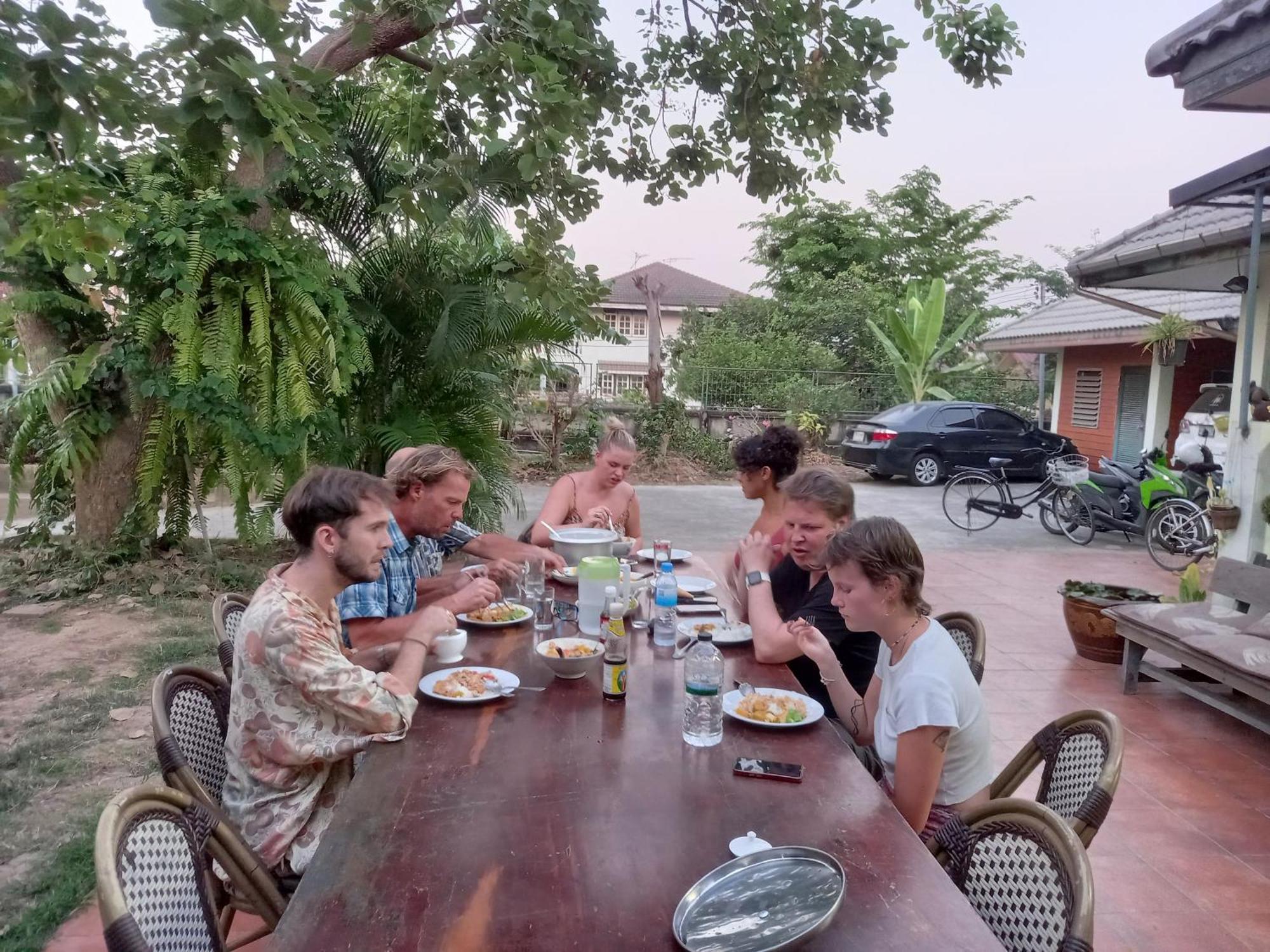 Plus Hostel Ayutthaya Экстерьер фото